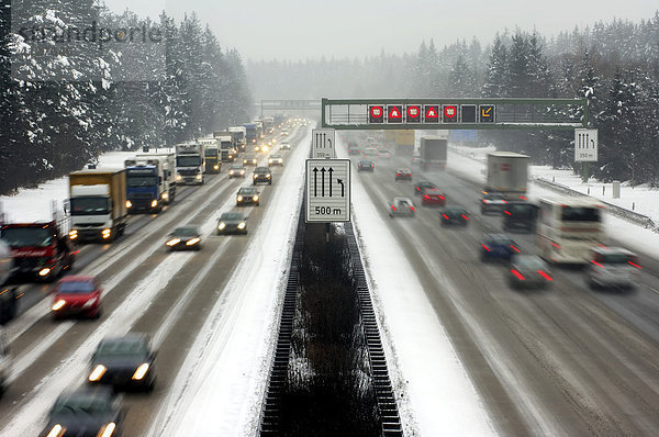Winterliche Strassenverhältnisse auf der Autobahn  Stau auf der Autobahn