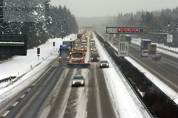 Winterliche Strassenverhältnisse auf der Autobahn  Stau auf der Autobahn  Schneepflug räumt die Autobahn