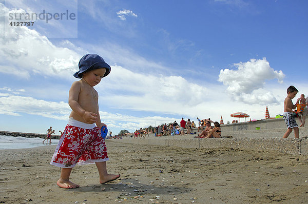 Kleiner Junge am Strand  Caorle  Venezien  Italien