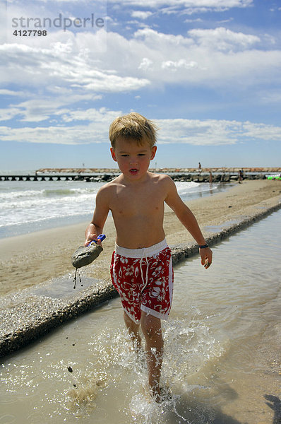 Junge mit Schaufel am Strand  Caorle  Venezien  Italien