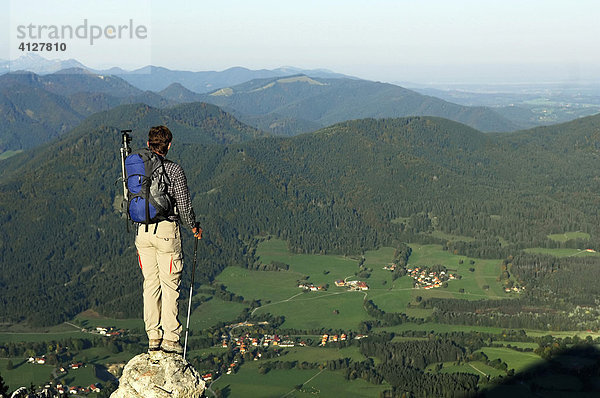 Mann steht auf einem Felsen und schaut ins Tal  Breitenstein  Bayerische Voralpen  Wendelsteingruppe  Oberbayern  Bayern  Deutschland