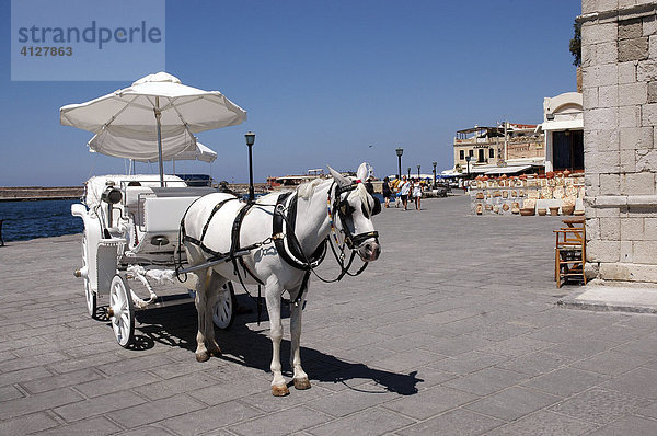 Pferdekutsche am Venezianischen Hafen in Chania  Kreta  Griechenland