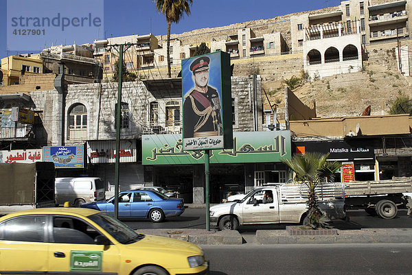 Straßenszene in Amman  Jordanien  mit dem Portrait von König Abdullah II