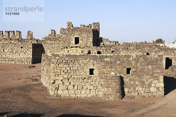 Ruinen des Wüstenschlosses Qasr al-Azraq mit Moschee  Jordanien