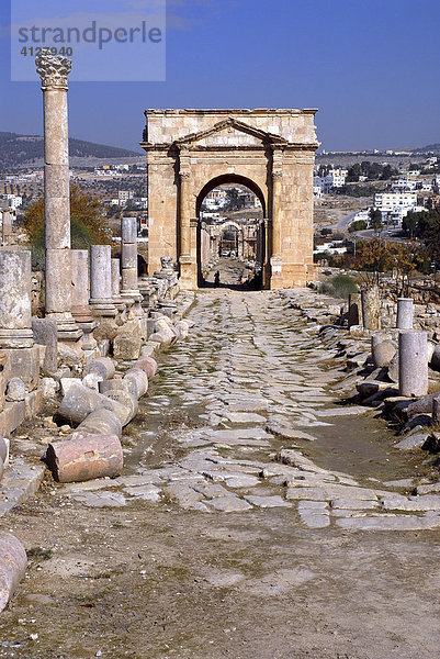 Ruinen der Hauptstraße (Cardo Maximus  mit Triumphbogen) des antiken Gerasa  dem heutigen Jerash  Jordanien