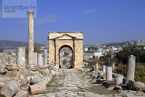 Ruinen der Hauptstraße (Cardo Maximus  mit Triumphbogen) des antiken Gerasa  dem heutigen Jerash  Jordanien
