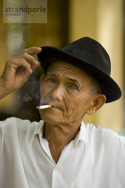 Alter Vietnamese der ein Zigarette raucht  Mekong Delta  Vietnam