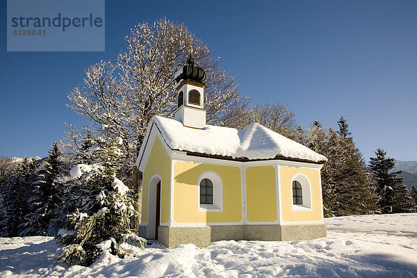 Kapelle in Winterlandschaft  Klais bei Mittenwald  Oberbayern  Bayern  Deutschland  Europa
