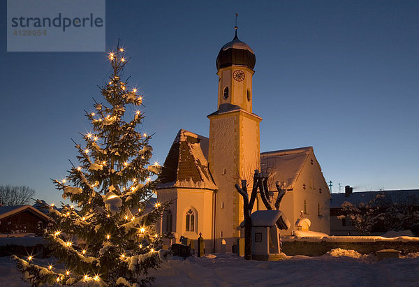 Kirche abends beleuchtet mit Christbaum  Wallgau bei Mittenwald  Oberbayern  Bayern  Deutschland  Europa