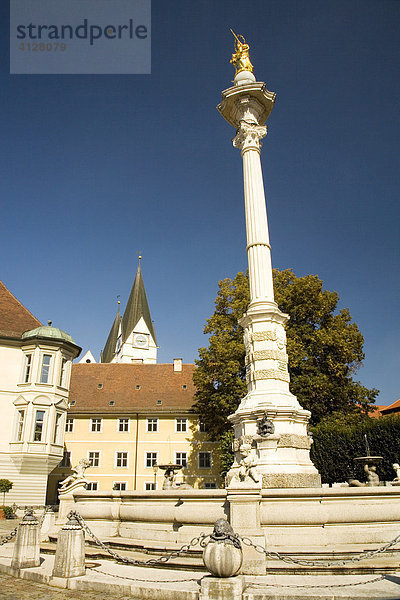 Mariensäule  Residenzplatz mit Brunnen  Domstadt Eichstätt  Bayern  Deutschland  Europa