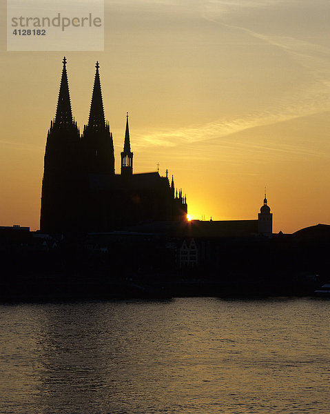 Kölner Dom im Gegenlicht  im Vordergrund der Rhein  Köln  Nordrhein-Westfalen  Deutschland  Europa