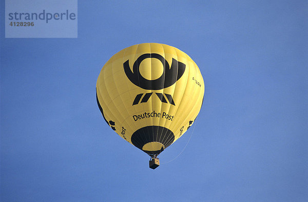 Heißluftballon Deutsche Post vor blauem Himmel