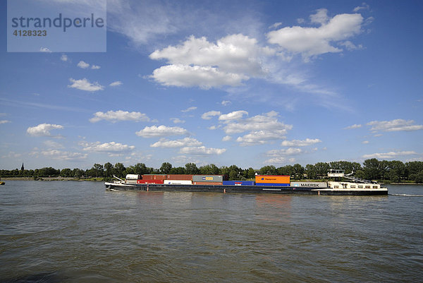 Containerschiff auf dem Rhein bei Bonn Nordrhrein Westfalen Deutschland Europa