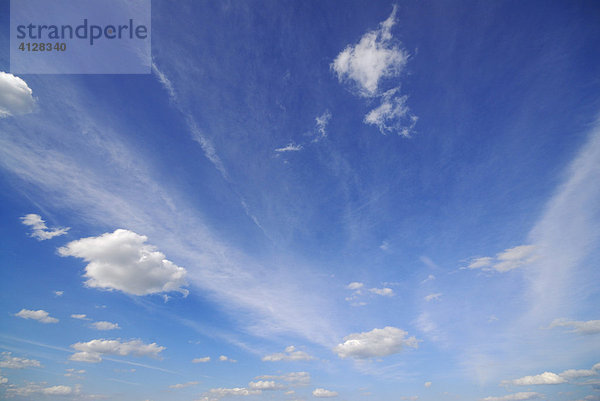 Himmel mit Schleierwolken  Cirrostratuswolken
