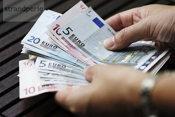 Frau zählt Geld  Euro Banknoten