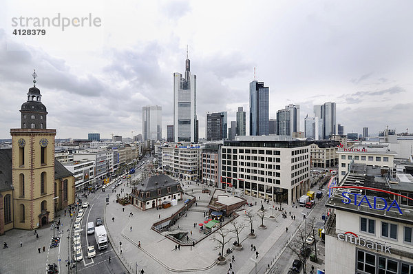 Panoramablick auf die Innenstadt von Frankfurt  Hochhäuser der ansässigen Banken  Frankfurt  Hessen  Deutschland  Europa