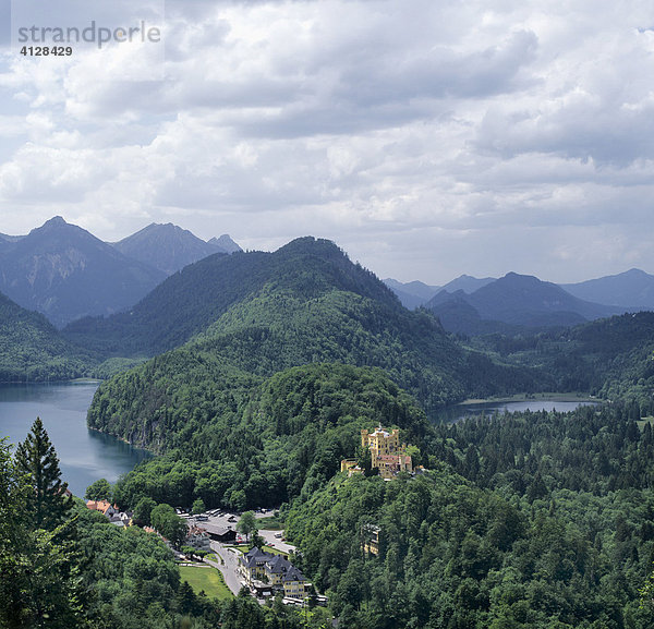 Schloss Hohenschwangau  mit Alpsee links  und Schwanensee rechts  dahinter Alpenpanorama  Schwangau  Füssen  Ost-Allgäu  Bayern  Deutschland  Europa