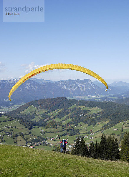Gleitschirmflieger beim Starten am Marchbach Joch Wildschönau  Blick auf Inntal  Tirol Österreich