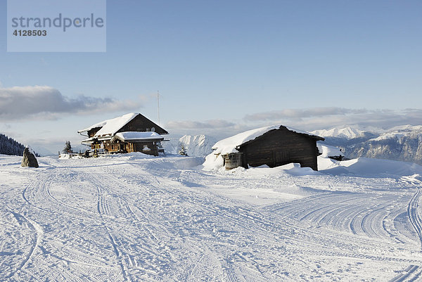 Verschneite Berghütten am Marchbach Joch  Österreich