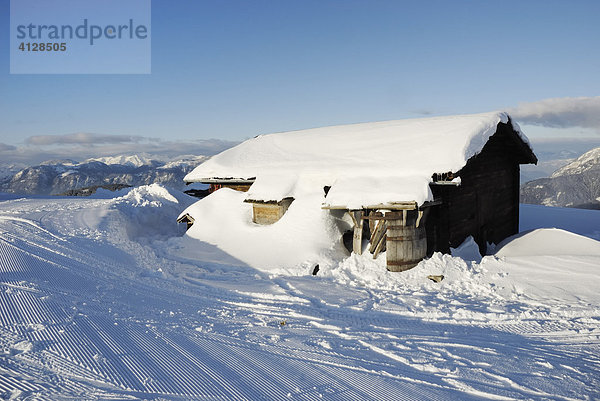 Verschneite Berghütte am Marchbach Joch  Österreich