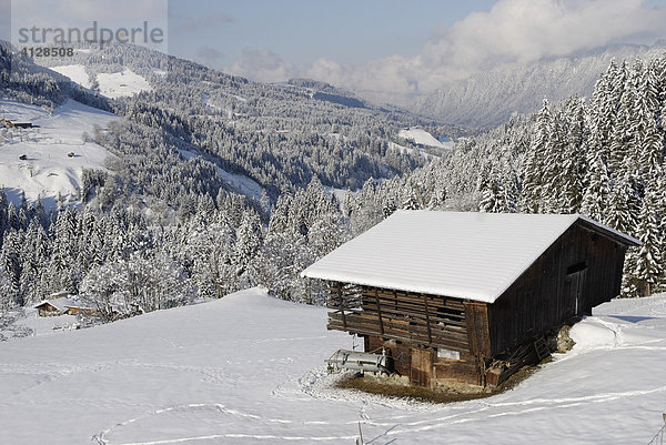 Verschneite Berglandschaft mit hölzener Stallung in der Wildschönau  Tirol Österreich