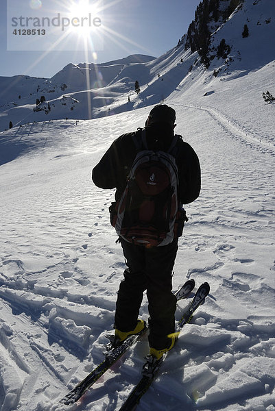 Gegenlichtaufnahme eines Skitourengeher in den tief verschneiten Zillertaler Alpen Tirol Österreich