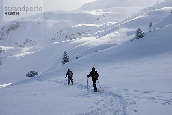 Skitourengeher in den tief verschneiten Zillertaler Alpen Tirol Österreich