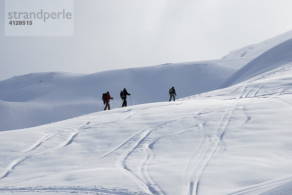 Skitourengeher in den tief verschneiten Zillertaler Alpen Tirol Österreich