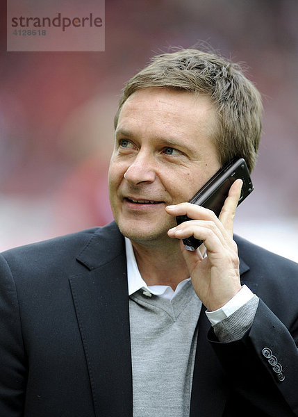 Horst HELDT  Manager VfB Stuttgart am Handy