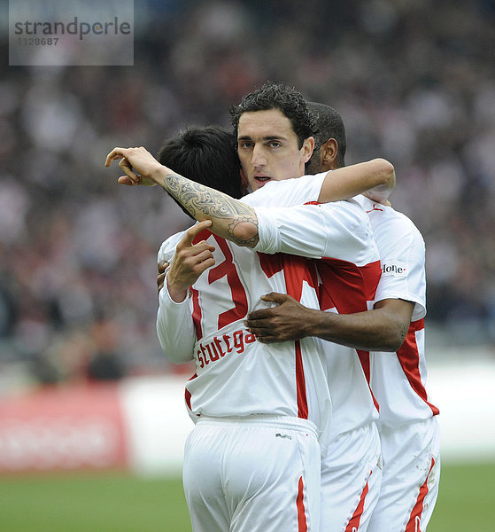 Spieler VfB Stuttgart bejubeln Tor v.l.n.r.: Pavel PARDO  Roberto HILBERT  CACAU  HILBERT zeigt auf Tätowierung auf Unterarm