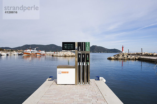 Tankstelle für Fischer und Sportboote im Hafen  Mallorca  Balearen  Spanien