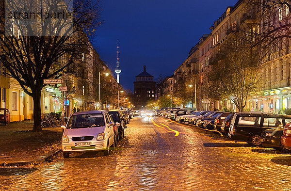 Straßenszene in der Rykestrasse Nachts im Prenzlauer Berg  Berlin  Deutschland