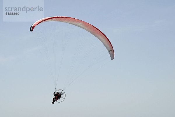 Motor Paraglider am Strand in Platja des Trenc  Mallorca  Balearen  Spanien  Europa