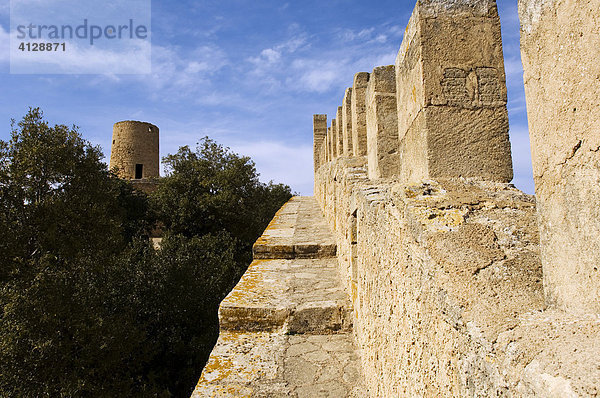 Auf dem Wehrgang der Burg mit Blick auf den Wehrturm  Capdepera  Mallorca  Balearen  Spanien  Europa