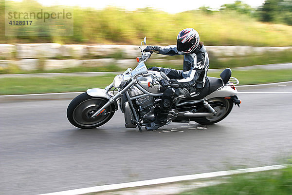 Harley Davidson V-Rod  fahrend  Funken sprühen