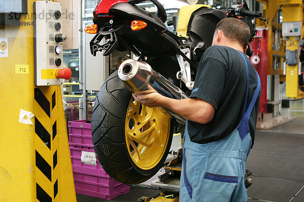 Auspuffmontage  BMW Motorrad Werk in Berlin  Deutschland