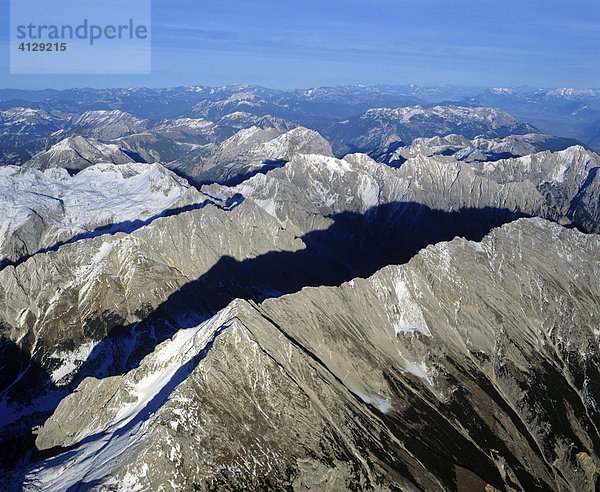 Südliche und Mittlere Karwendelkette  vorne Speckgrat bis Bettelwurf  Karwendel  Tirol  Österreich