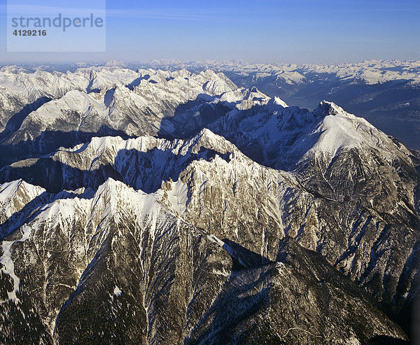 Vorne Seefelder Gruppe  links Reiterspitze  Mitte Erl-Spitze  rechts Solstein-Spitze  Karwendel  Tirol  Österreich