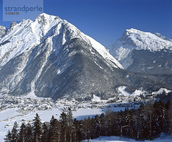 Scharnitz  Brunnstein und Pleissenspitze  Karwendel  Tirol  Österreich