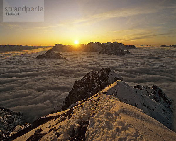 Blick vom Karwendelgebirge zur Linderspitze  Nebelmeer  Sonnenuntergang im Wettersteingebirge  Tirol  Österreich