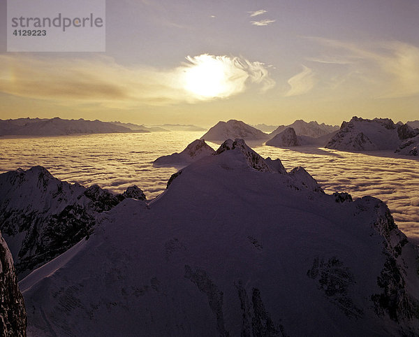 Blick von der Westlichen Karwendelspitze  Sonnenuntergang am Wettersteingebirge  Karwendel  Tirol  Österreich