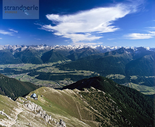 Blick von der Reitherspitze bei Seefeld  Nördlinger Hütte  Inntal  hinten Stubaier Alpen  Karwendelgebirge  Tirol  Österreich