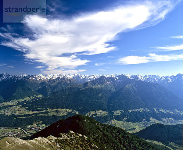 Blick von der Reitherspitze bei Seefeld  Nördlinger Hütte  Inntal  hinten Stubaier Alpen  Karwendelgebirge  Tirol  Österreich