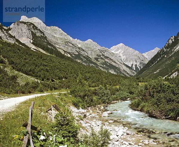 Karwendelbach  Wanderweg  Karwendel  Tirol  Österreich