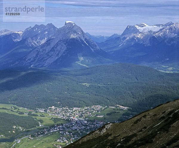 Blick auf Seefeld  mitte Mieminger Kette mit Hohe Munde  rechts Wettersteingebirge  Tirol  Österreich