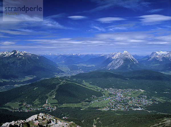 Blick auf Seefeld  mitte Mieminger Kette mit Hohe Munde  rechts Wettersteingebirge  Tirol  Österreich