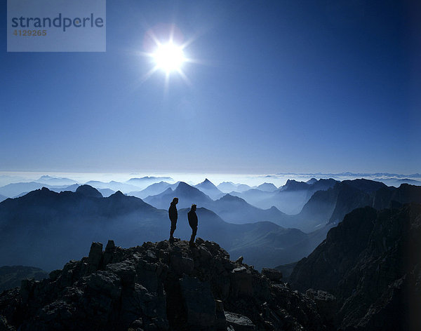 Birkkarspitze  Bergsteiger im Gegenlicht  Karwendel  Tirol  Österreich