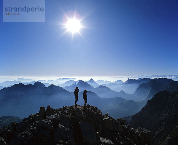 Birkkarspitze  Bergsteiger im Gegenlicht  Karwendel  Tirol  Österreich