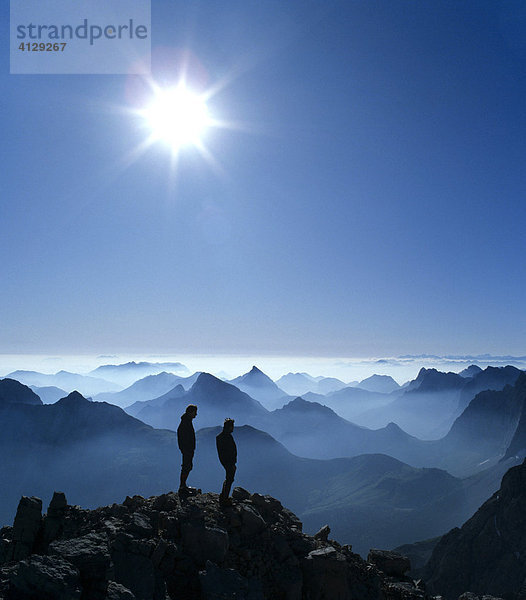 Birkkarspitze  Bergsteiger im Gegenlicht  Karwendel  Tirol  Österreich