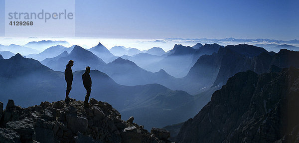 Birkkarspitze  Bergsteiger im Gegenlicht  Karwendel  Tirol  Österreich